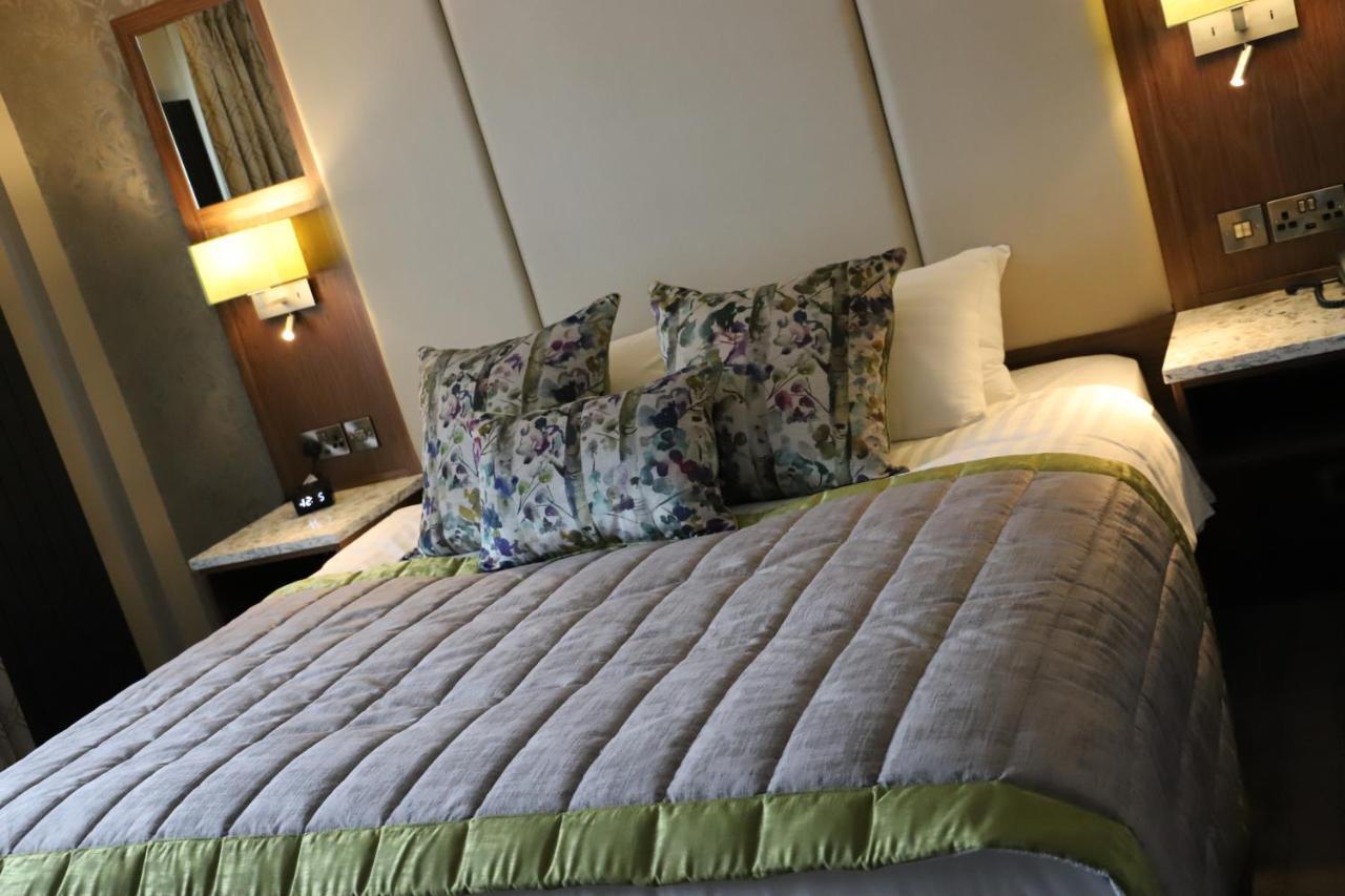 The Valley Hotel & Carriage Gardens Fivemiletown Екстер'єр фото