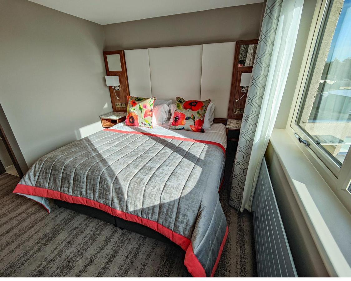 The Valley Hotel & Carriage Gardens Fivemiletown Екстер'єр фото