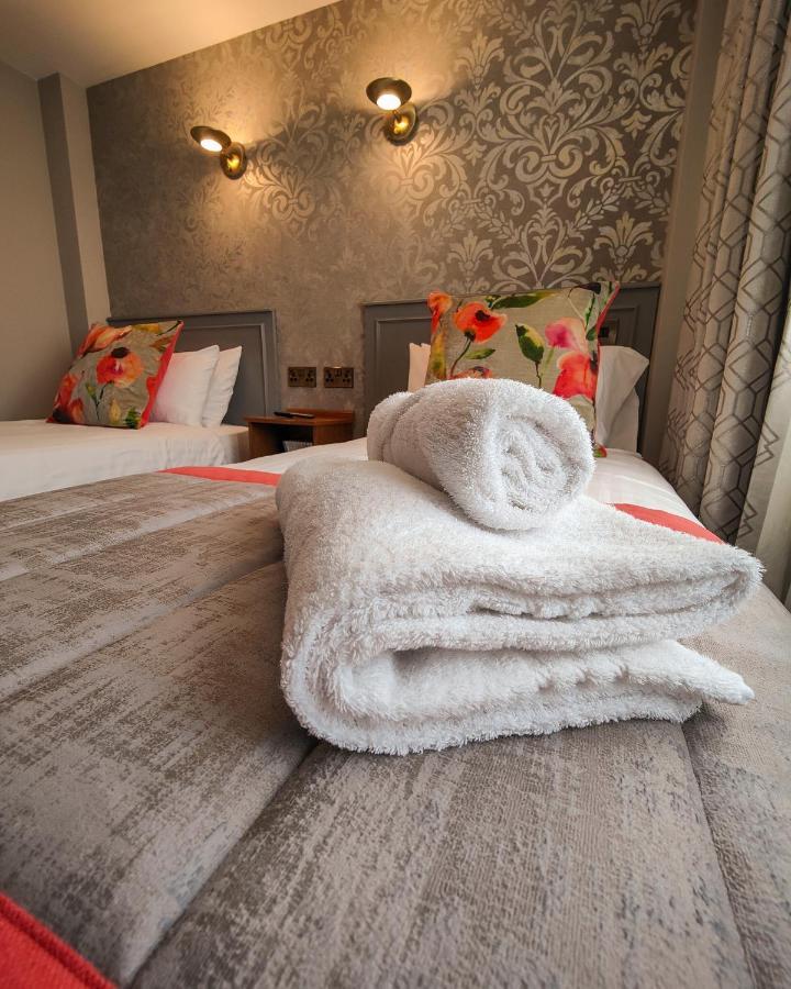 The Valley Hotel & Carriage Gardens Fivemiletown Екстер'єр фото