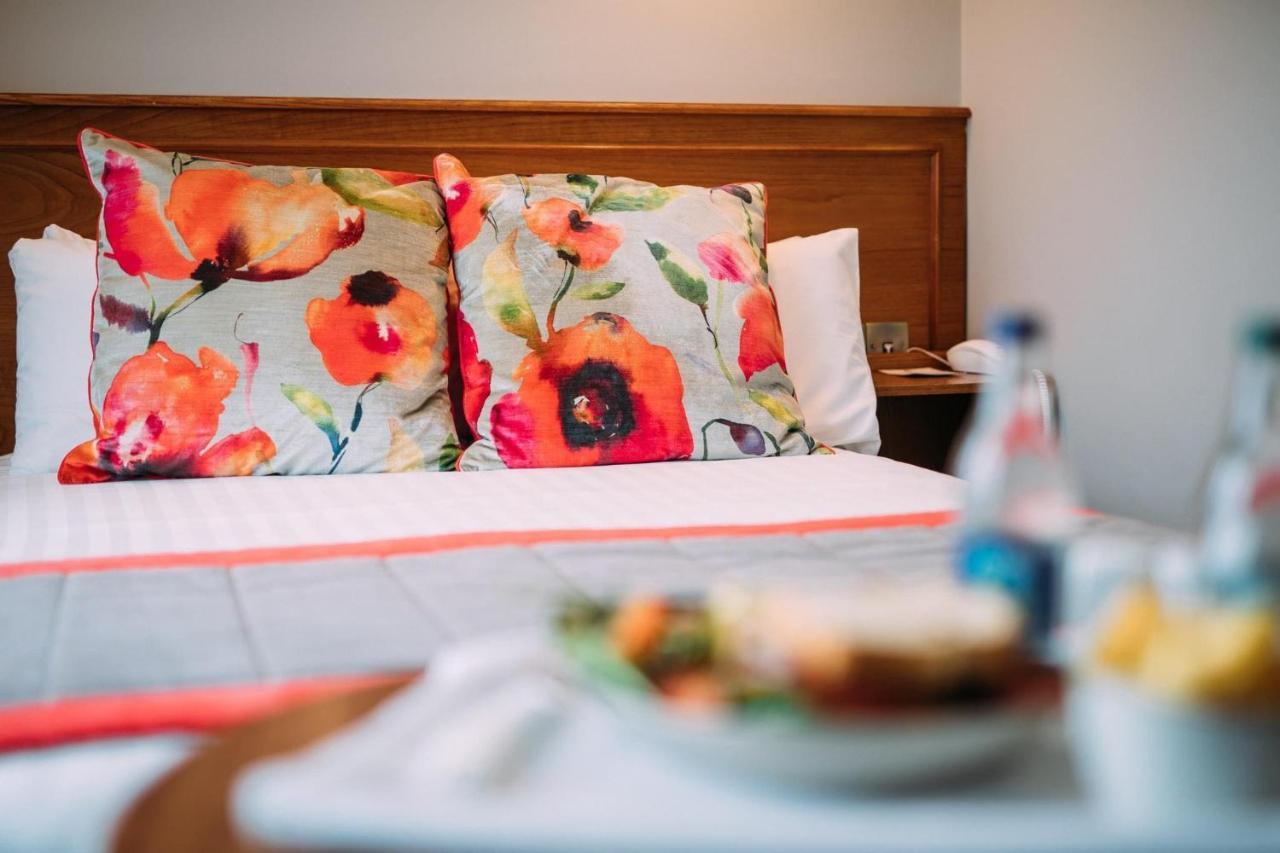 The Valley Hotel & Carriage Gardens Fivemiletown Екстер'єр фото