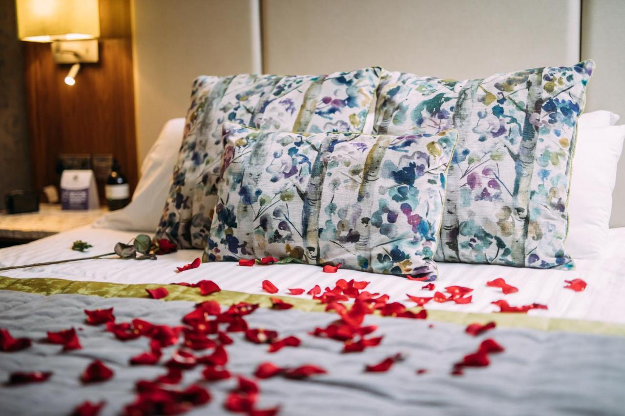 The Valley Hotel & Carriage Gardens Fivemiletown Екстер'єр фото