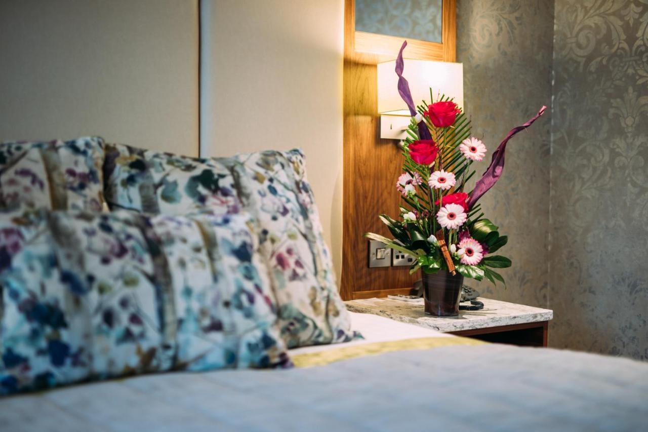 The Valley Hotel & Carriage Gardens Fivemiletown Екстер'єр фото
