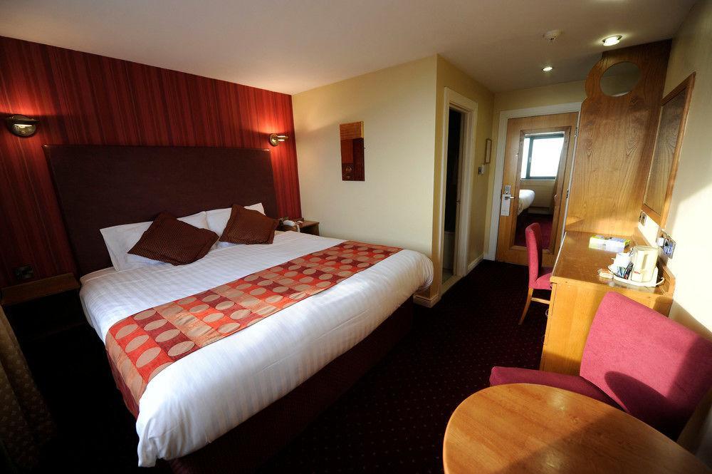 The Valley Hotel & Carriage Gardens Fivemiletown Екстер'єр фото