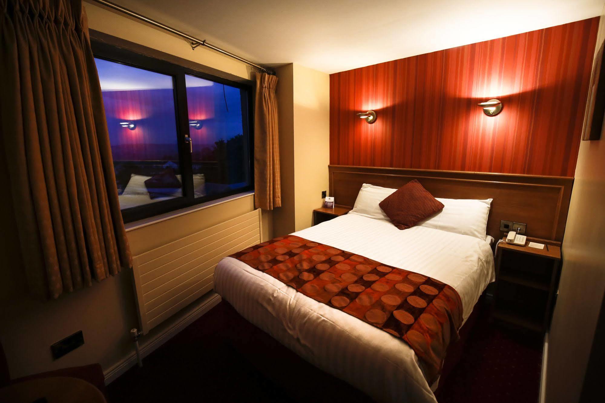 The Valley Hotel & Carriage Gardens Fivemiletown Екстер'єр фото