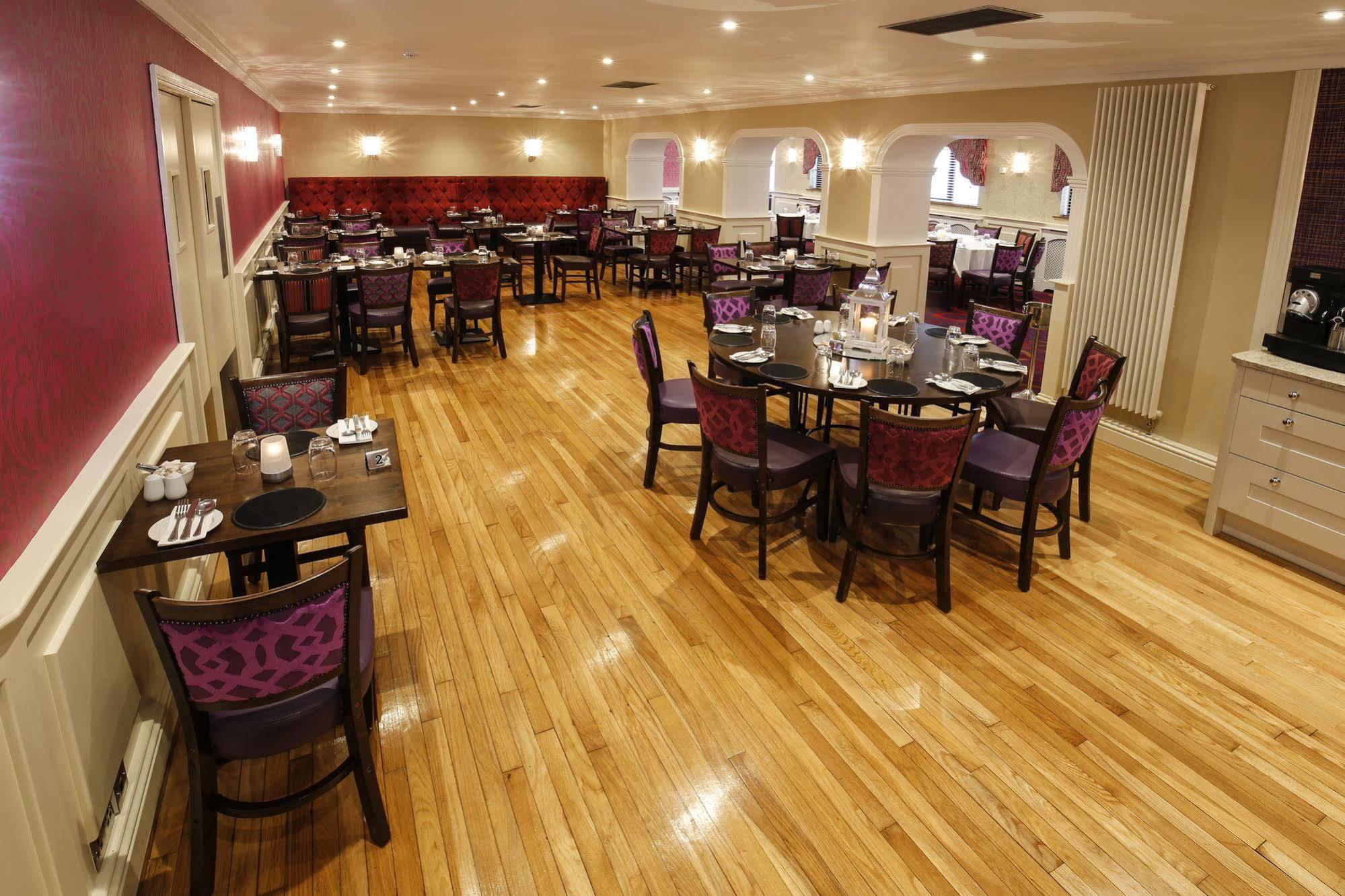 The Valley Hotel & Carriage Gardens Fivemiletown Екстер'єр фото